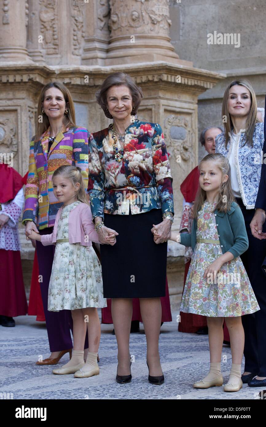 Palma de Mallorca, Baleares, Spagna. Il 31 marzo, 2013. Spanish Royals Regina Sofia, il Principe Felipe di Spagna, principessa Letizia di Spagna, Principessa Leonor, Principessa Sofia e la principessa Elena frequentare la Pasqua la Santa Messa presso la cattedrale di Palma de Mallorca il 31 marzo 2013 in Palma de Mallorca, Spagna. (Immagine di credito: credito: Jack Abuin/ZUMAPRESS.com/Alamy Live News) Foto Stock