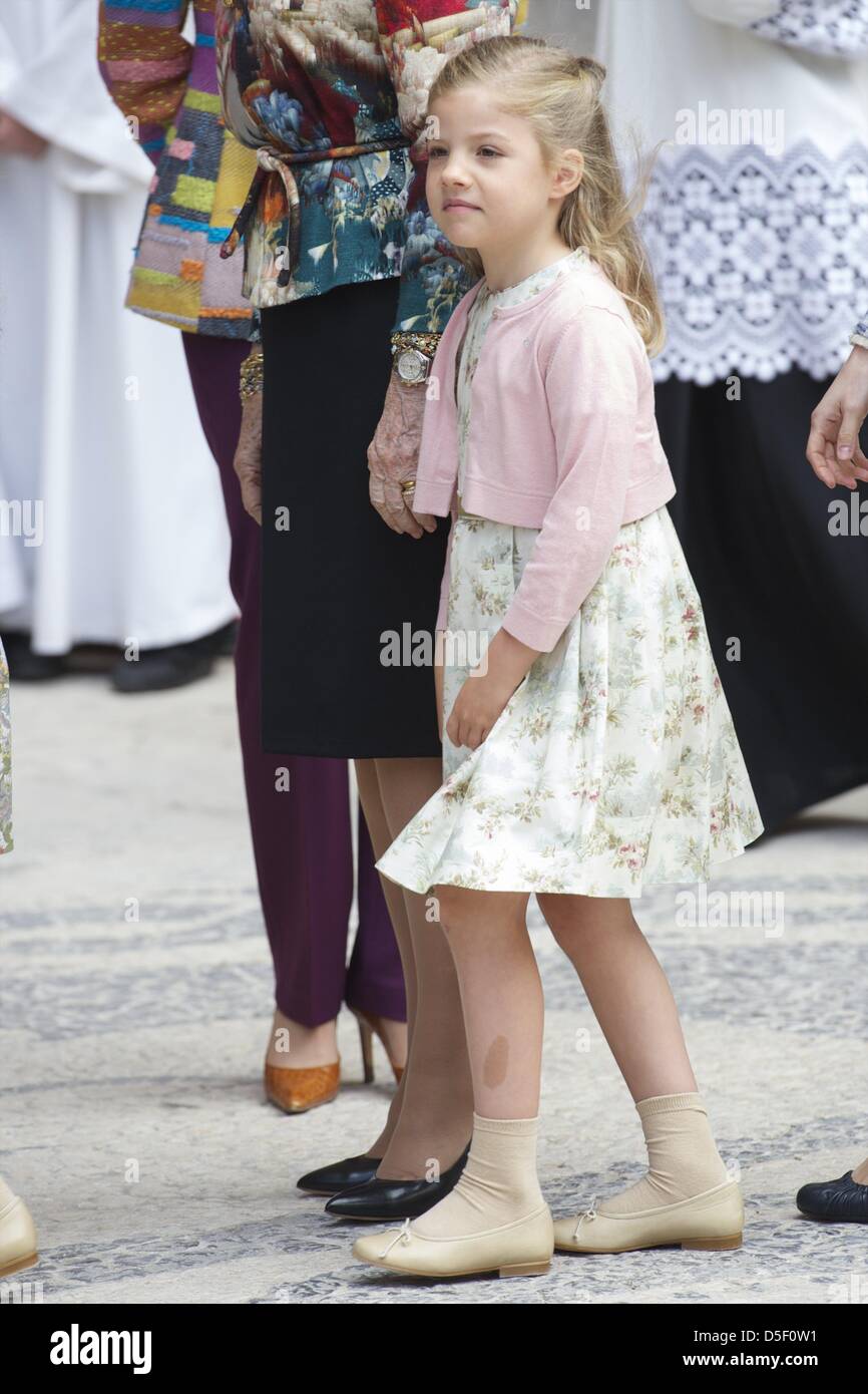 Palma de Mallorca, Baleares, Spagna. Il 31 marzo, 2013. Spanish Royals Regina Sofia, il Principe Felipe di Spagna, principessa Letizia di Spagna, Principessa Leonor, Principessa Sofia e la principessa Elena frequentare la Pasqua la Santa Messa presso la cattedrale di Palma de Mallorca il 31 marzo 2013 in Palma de Mallorca, Spagna. (Immagine di credito: credito: Jack Abuin/ZUMAPRESS.com/Alamy Live News) Foto Stock