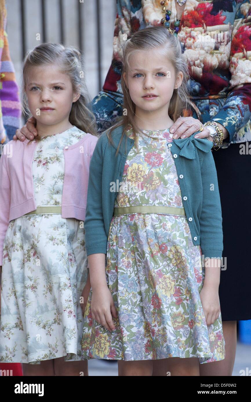 Palma de Mallorca, Baleares, Spagna. Il 31 marzo, 2013. Spanish Royals Regina Sofia, il Principe Felipe di Spagna, principessa Letizia di Spagna, Principessa Leonor, Principessa Sofia e la principessa Elena frequentare la Pasqua la Santa Messa presso la cattedrale di Palma de Mallorca il 31 marzo 2013 in Palma de Mallorca, Spagna. (Immagine di credito: credito: Jack Abuin/ZUMAPRESS.com/Alamy Live News) Foto Stock