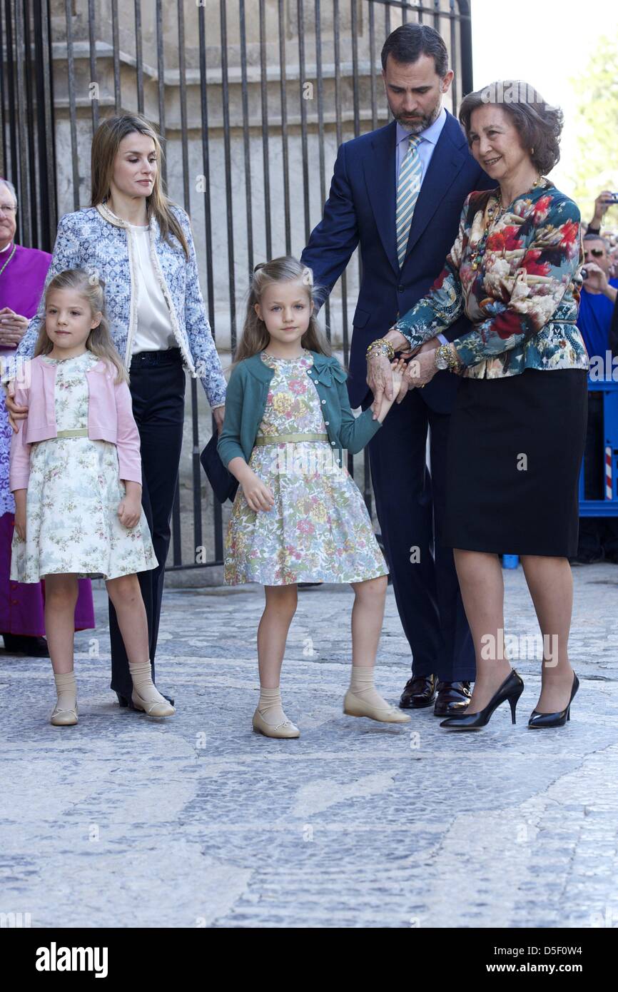 Palma de Mallorca, Baleares, Spagna. Il 31 marzo, 2013. Spanish Royals Regina Sofia, il Principe Felipe di Spagna, principessa Letizia di Spagna, Principessa Leonor, Principessa Sofia e la principessa Elena frequentare la Pasqua la Santa Messa presso la cattedrale di Palma de Mallorca il 31 marzo 2013 in Palma de Mallorca, Spagna. (Immagine di credito: credito: Jack Abuin/ZUMAPRESS.com/Alamy Live News) Foto Stock