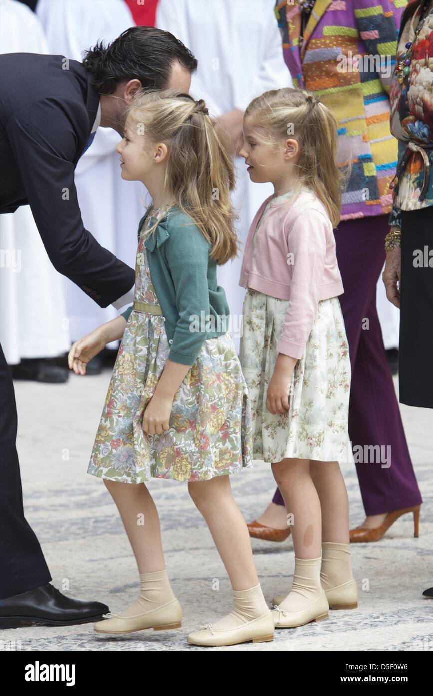 Palma de Mallorca, Baleares, Spagna. Il 31 marzo, 2013. Spanish Royals Regina Sofia, il Principe Felipe di Spagna, principessa Letizia di Spagna, Principessa Leonor, Principessa Sofia e la principessa Elena frequentare la Pasqua la Santa Messa presso la cattedrale di Palma de Mallorca il 31 marzo 2013 in Palma de Mallorca, Spagna. (Immagine di credito: credito: Jack Abuin/ZUMAPRESS.com/Alamy Live News) Foto Stock