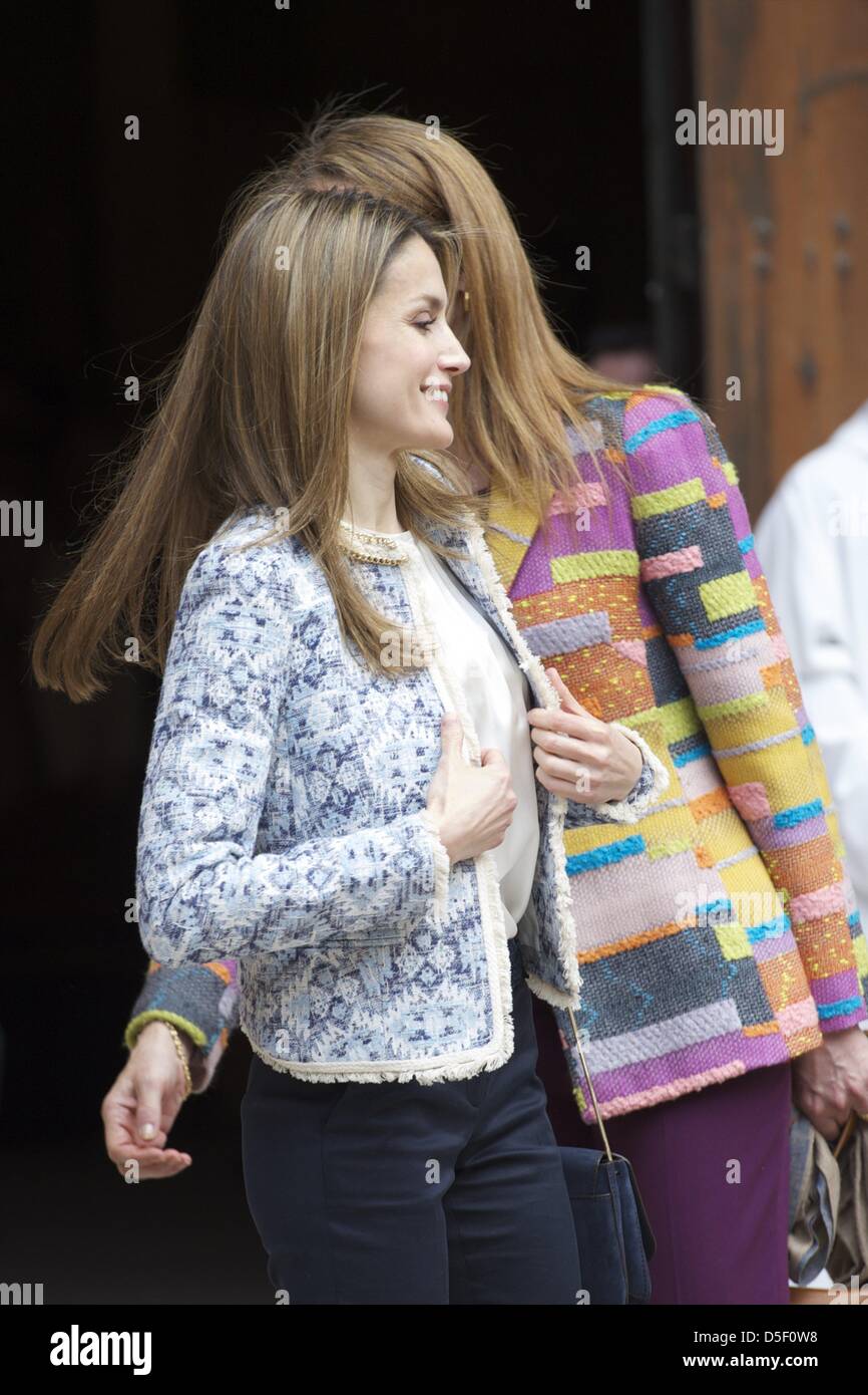 Palma de Mallorca, Baleares, Spagna. Il 31 marzo, 2013. Spanish Royals Regina Sofia, il Principe Felipe di Spagna, principessa Letizia di Spagna, Principessa Leonor, Principessa Sofia e la principessa Elena frequentare la Pasqua la Santa Messa presso la cattedrale di Palma de Mallorca il 31 marzo 2013 in Palma de Mallorca, Spagna. (Immagine di credito: credito: Jack Abuin/ZUMAPRESS.com/Alamy Live News) Foto Stock