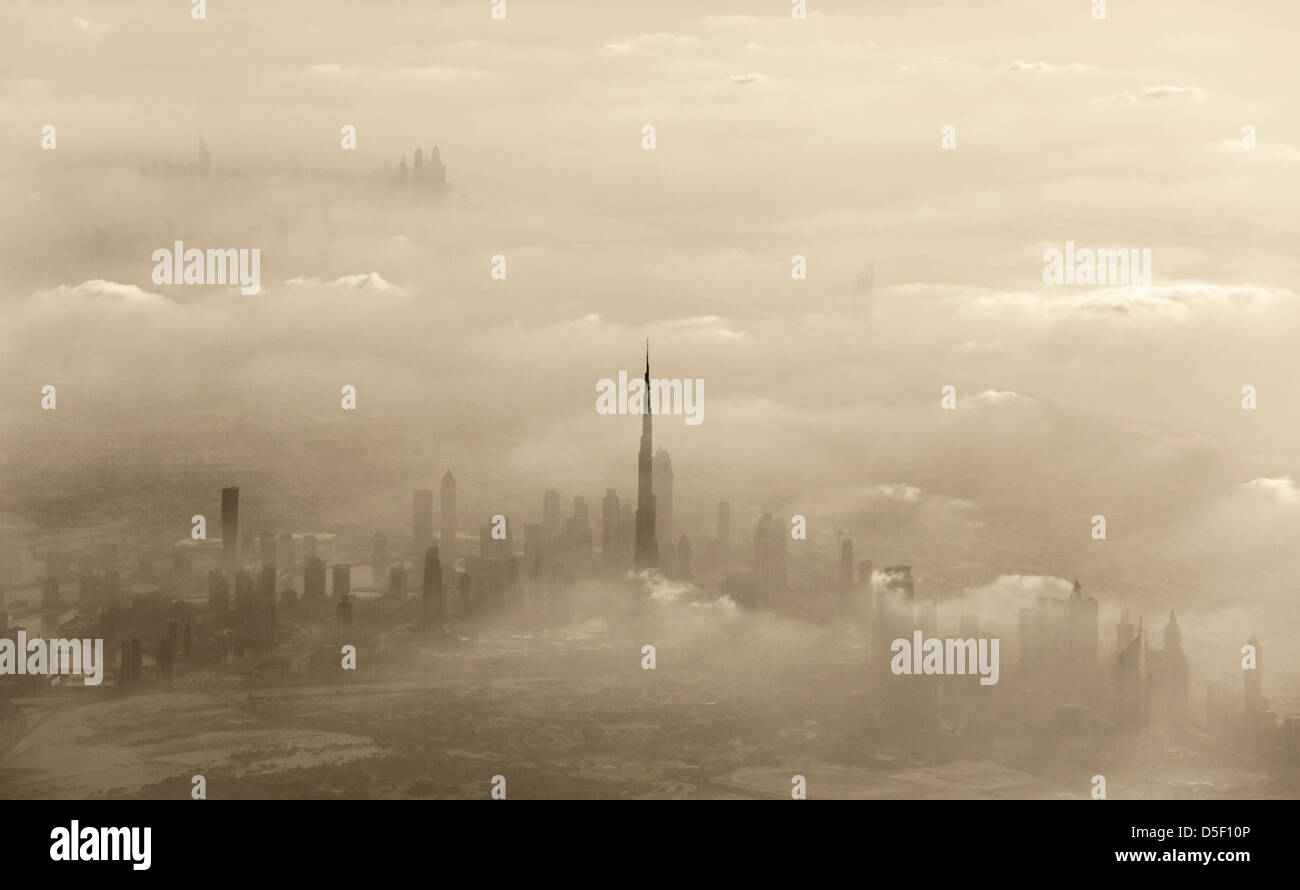 Spettacolare tempesta di sabbia a Dubai, UAE, resort di lusso, bella città ricoperta di polvere, ventoso nel deserto Foto Stock