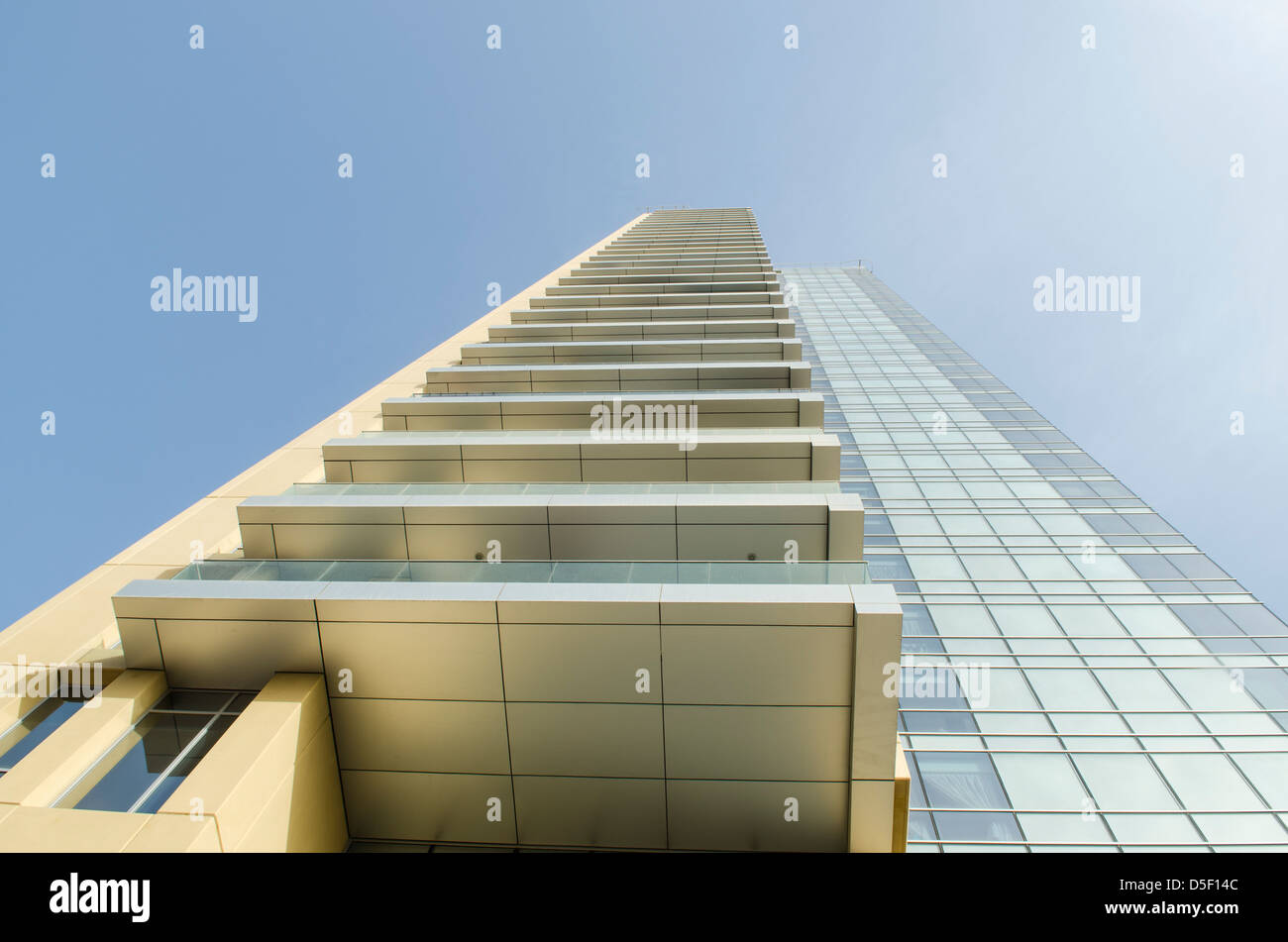 Basso angolo di visione di un edificio residenziale a Dubai Emirati Arabi Uniti Foto Stock