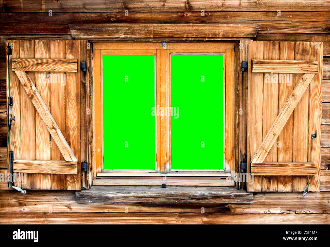 Weathered facciata di una baita di montagna verde con lo sfondo dello schermo Foto Stock