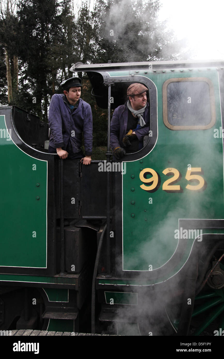 Alresford, Regno Unito. 31s marzo, 2013. Driver a bordo della locomotiva a vapore a Leamington Spa stazione. Le famiglie trascorrono un 'Day fuori con Thomas' sulla linea di crescione durante la Domenica di Pasqua. La linea era originariamente utilizzato per il trasporto di carni di crescione a Londra. Credito: Rob Arnold/Alamy Live News Foto Stock