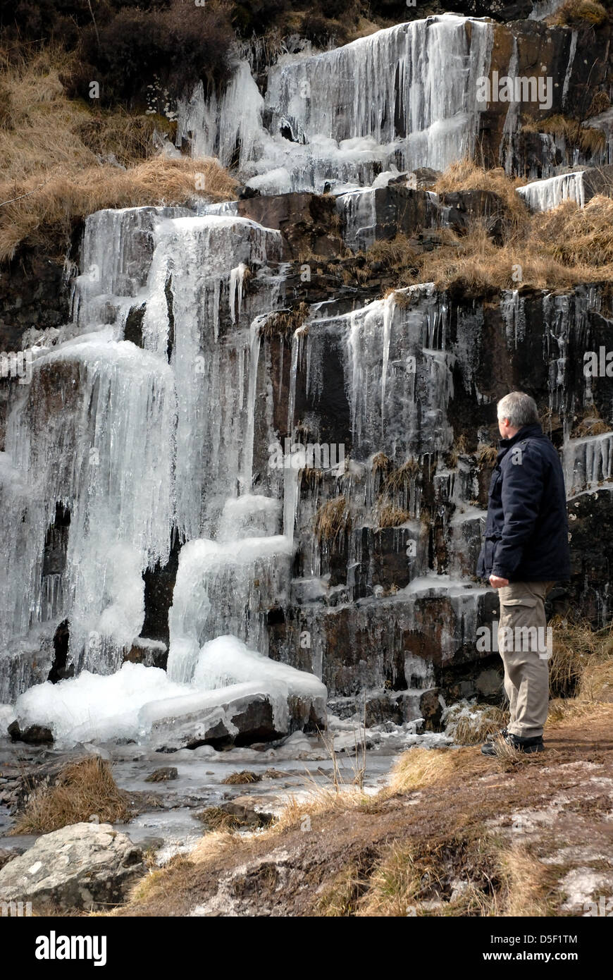 Merthyr Tydfill, UK. Il 31 marzo, 2013. Una cascata ghiacciata accanto alla A470 vicino i piani di bracci centro di arrampicata, tra Brecon e Merthyr Tydfill, il giorno che la Domenica di Pasqua è stata confermata come la più fredda sul record. Credito: Mark Andrews/Alamy Live News Foto Stock