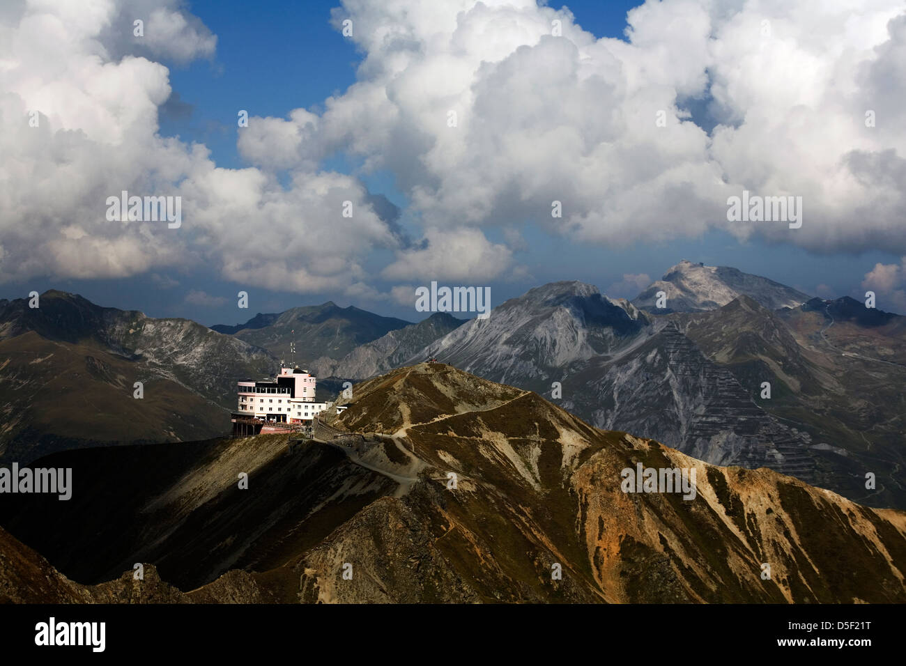 Il Jakobshorn e Jakobshorn seggiovia stazione e hotel dalla Jatzhorn Davos Grigioni Svizzera Foto Stock