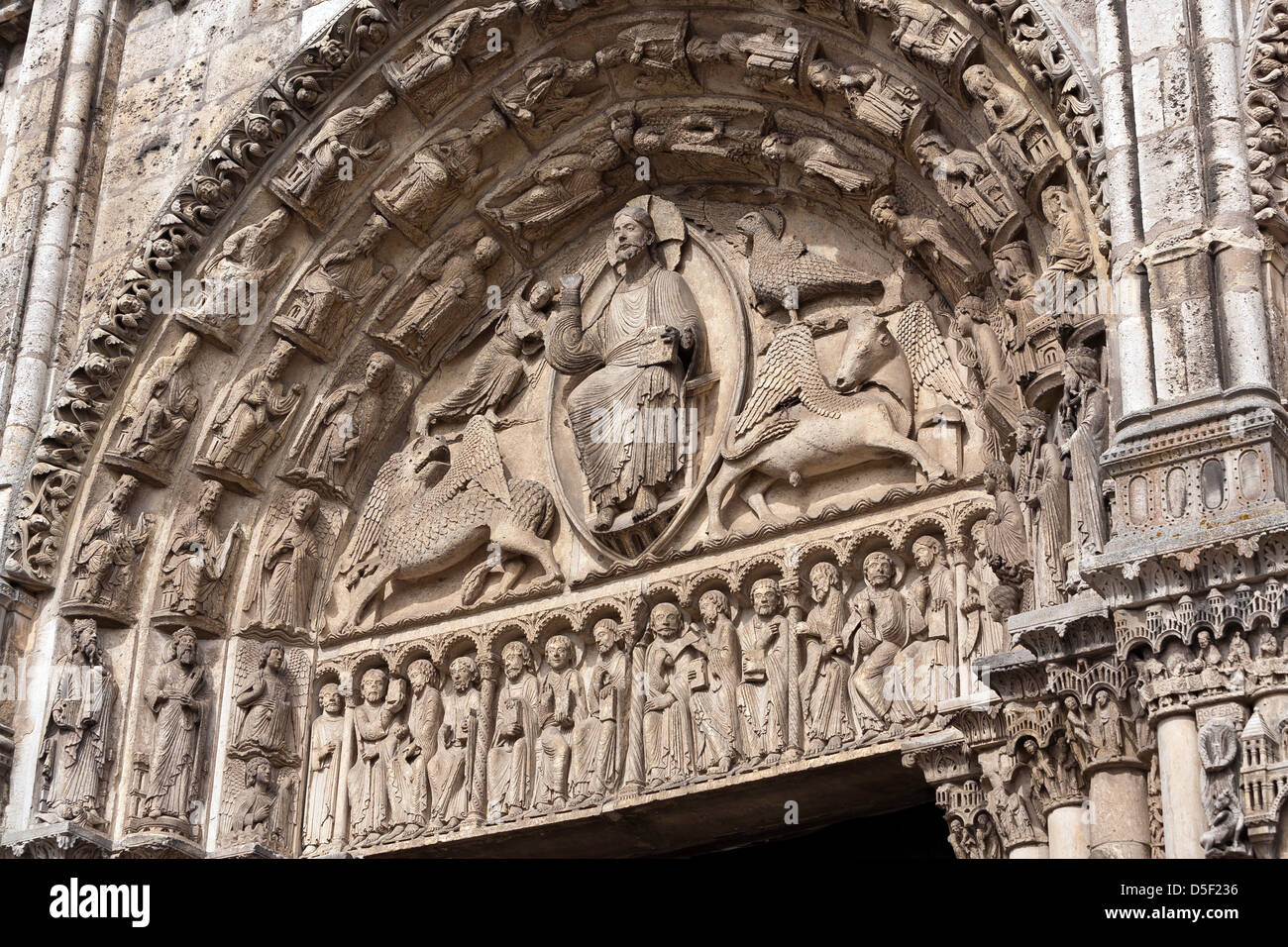 Sculture ornate sopra la porta occidentale della cattedrale di Notre Dame, Chartres, Francia Foto Stock