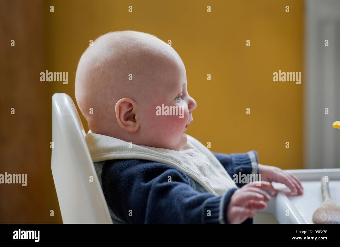 Un profilo laterale di una bambina di cinque mesi Foto Stock