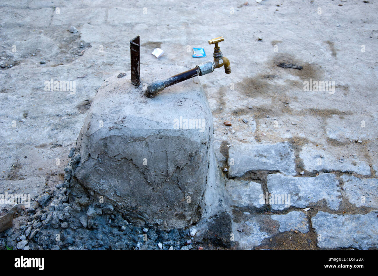Vecchio e sporco e rubinetto di acqua a Jaipur street, India Foto Stock
