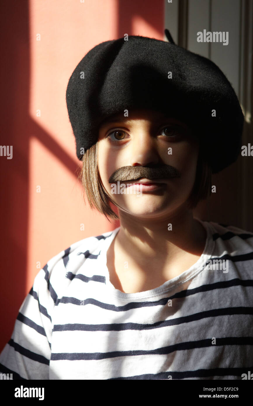 9 anno vecchia ragazza con baffi Foto Stock