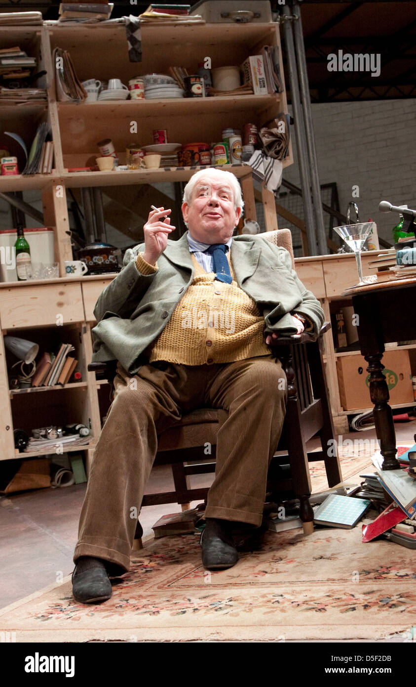 Richard Griffiths (Fitz / WH Auden) nell'ABITUDINE DELL'ARTE di Alan Bennett al Lyttelton Theatre, National Theatre (NT), Londra nel 2009 design: Bob Crowley Lighting: Mark Henderson regista: Nicholas Hytner Foto Stock