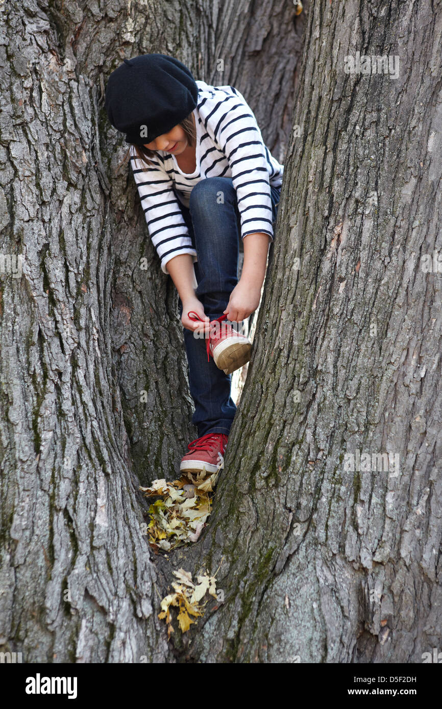 8 anno vecchia ragazza calzatura di legatura, rampicante Foto Stock