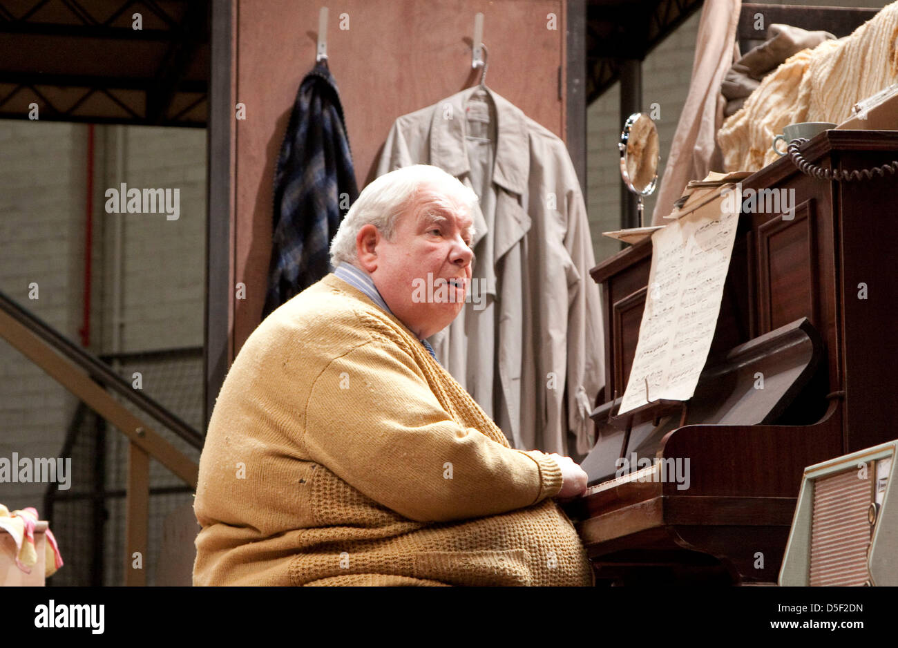 Richard Griffiths (Fitz / WH Auden) nell'ABITUDINE DELL'ARTE di Alan Bennett al Lyttelton Theatre, National Theatre (NT), Londra nel 2009 design: Bob Crowley Lighting: Mark Henderson regista: Nicholas Hytner Foto Stock