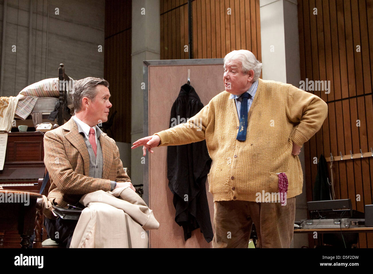 l-r: Alex Jennings (Henry / Benjamin Britten), Richard Griffiths (Fitz / WH Auden) NELL'ABITUDINE DELL'ARTE di Alan Bennett al Lyttelton Theatre, Teatro Nazionale (NT), Londra nel 2009 design: Bob Crowley illuminazione: Mark Henderson regista: Nicholas Hytner Foto Stock