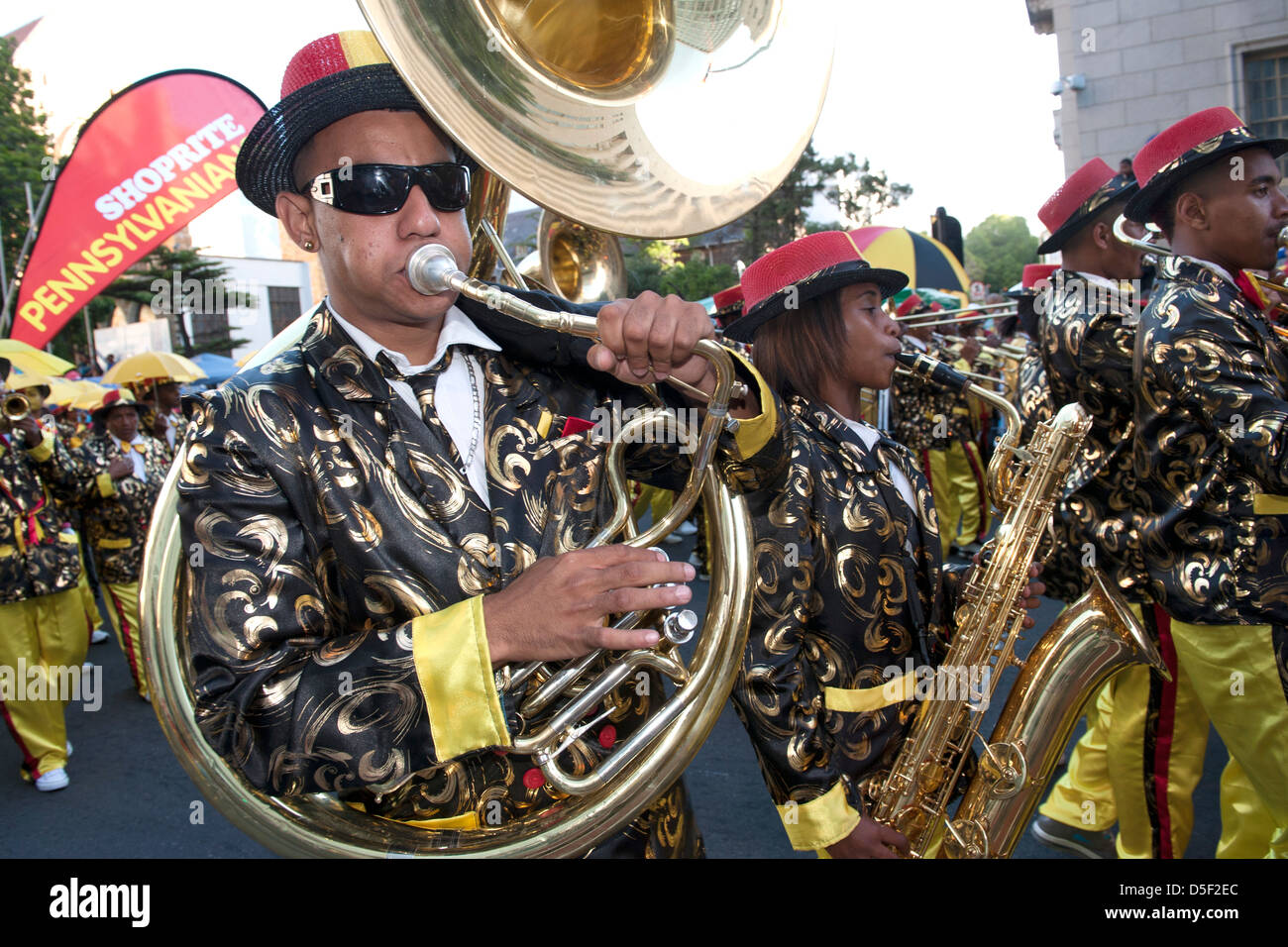 Il Cape Minstrels / Kaapse Klopse parade si tiene ogni anno il 2 gennaio a Cape Town, Sud Africa. Foto Stock