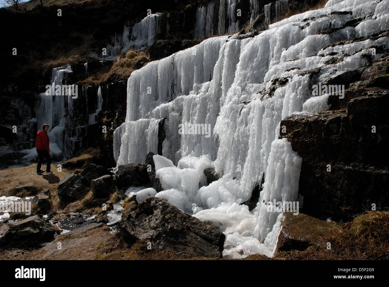 Merthyr Tydfill, UK. Il 31 marzo, 2013. Una cascata ghiacciata accanto alla A470 vicino i piani di bracci centro di arrampicata, tra Brecon e Merthyr Tydfill, il giorno che la Domenica di Pasqua è stata confermata come la più fredda sul record. Credito: Mark Andrews/Alamy Live News Foto Stock