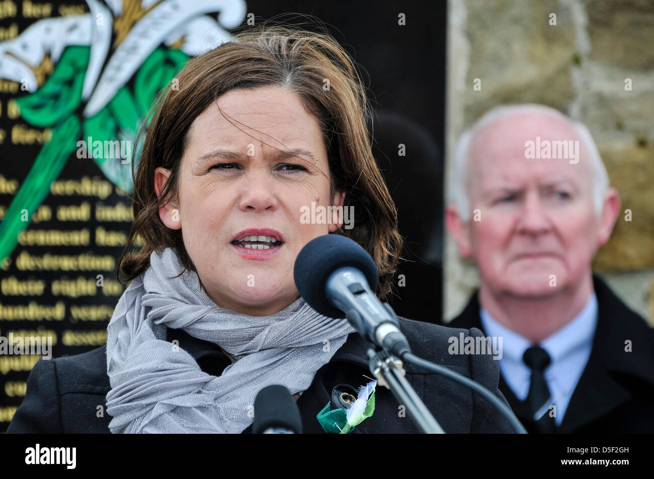 Sinn Fein Vice Presidente, Mary Lou McDonald dà un indirizzo presso la contea di Antrim Stampa repubblicana, Belfast, Irlanda del Nord. Foto Stock