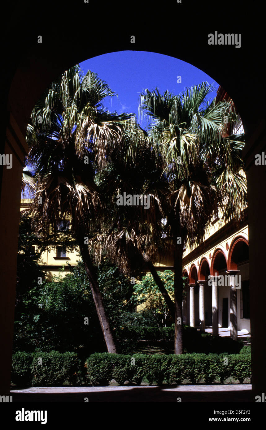 Chiostro di Alcazar di Siviglia un palazzo reale costruito dal castigliano i cristiani per i cristiani il re Pietro di Castiglia sul sito di un musulmano Abbadid fortezza residenziale della città di Siviglia la capitale della comunità autonoma di Andalusia in Spagna Foto Stock