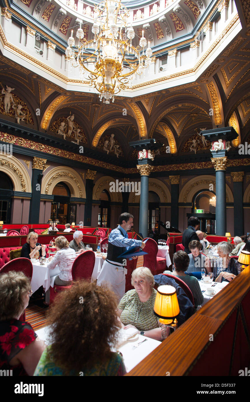 La sala da pranzo del Merchant Hotel, Belfast, Irlanda del Nord. Foto Stock