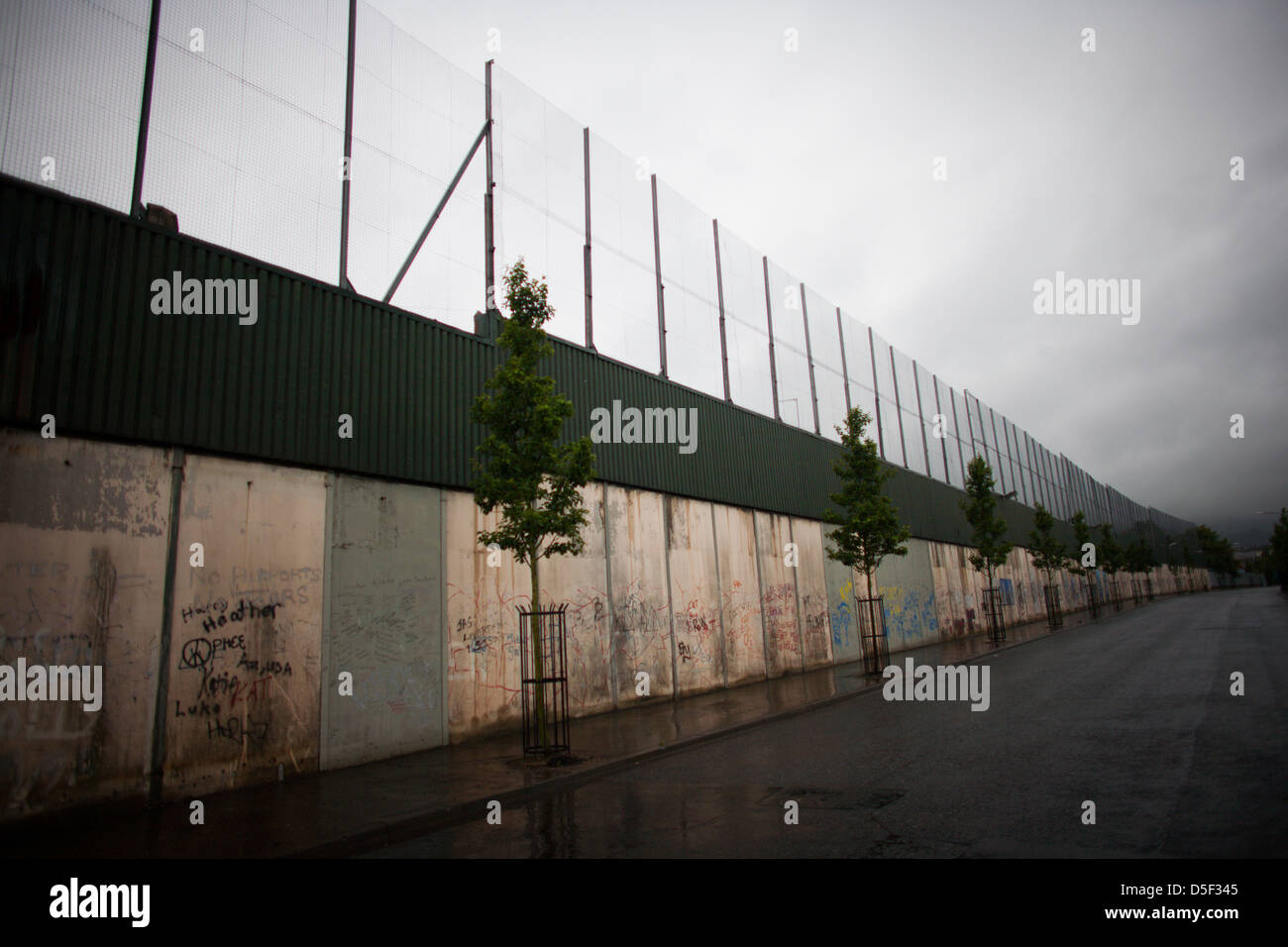 Una linea di pace a Belfast, Irlanda del Nord. Foto Stock