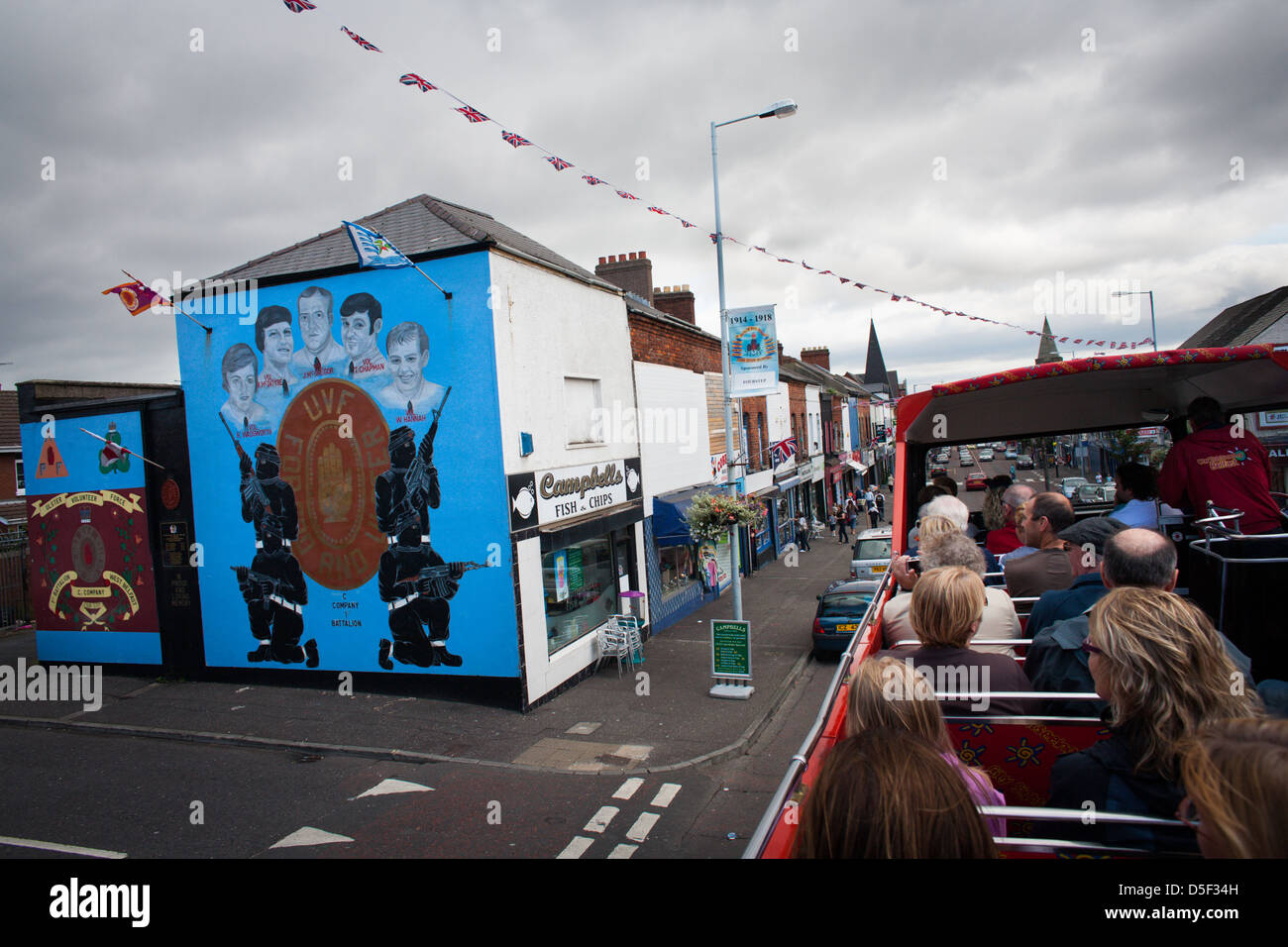 Un autobus turistico che viaggia lungo la Shankill Road, Belfast, Irlanda del Nord. Foto Stock