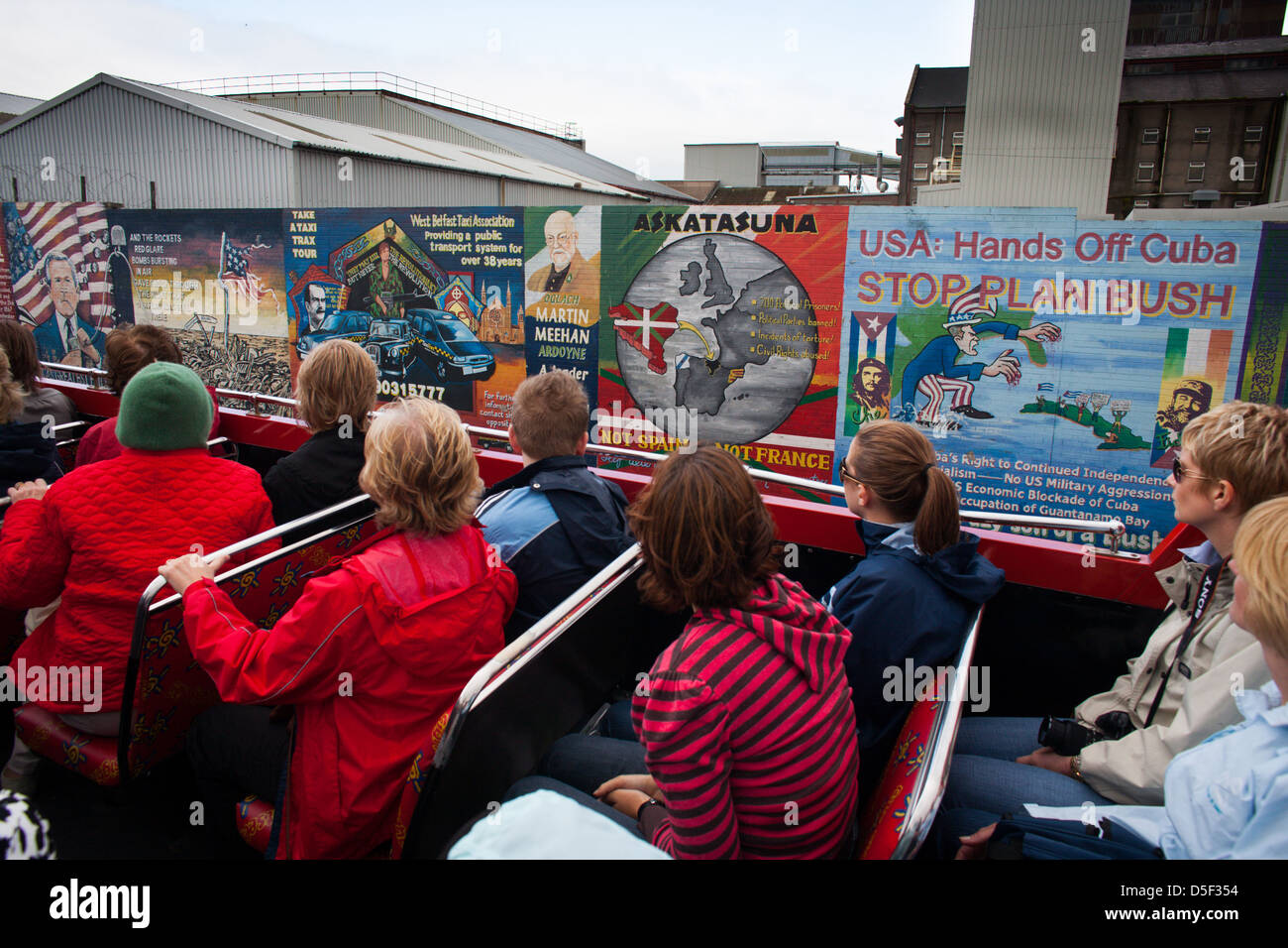 Un autobus turistico che viaggia lungo Falls Road, Belfast, Irlanda del Nord. Foto Stock