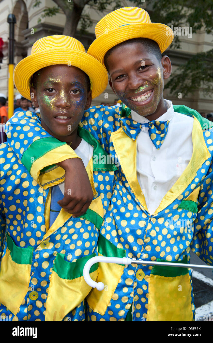 Il Cape Minstrels / Kaapse Klopse parade si tiene ogni anno il 2 gennaio a Cape Town, Sud Africa. Foto Stock