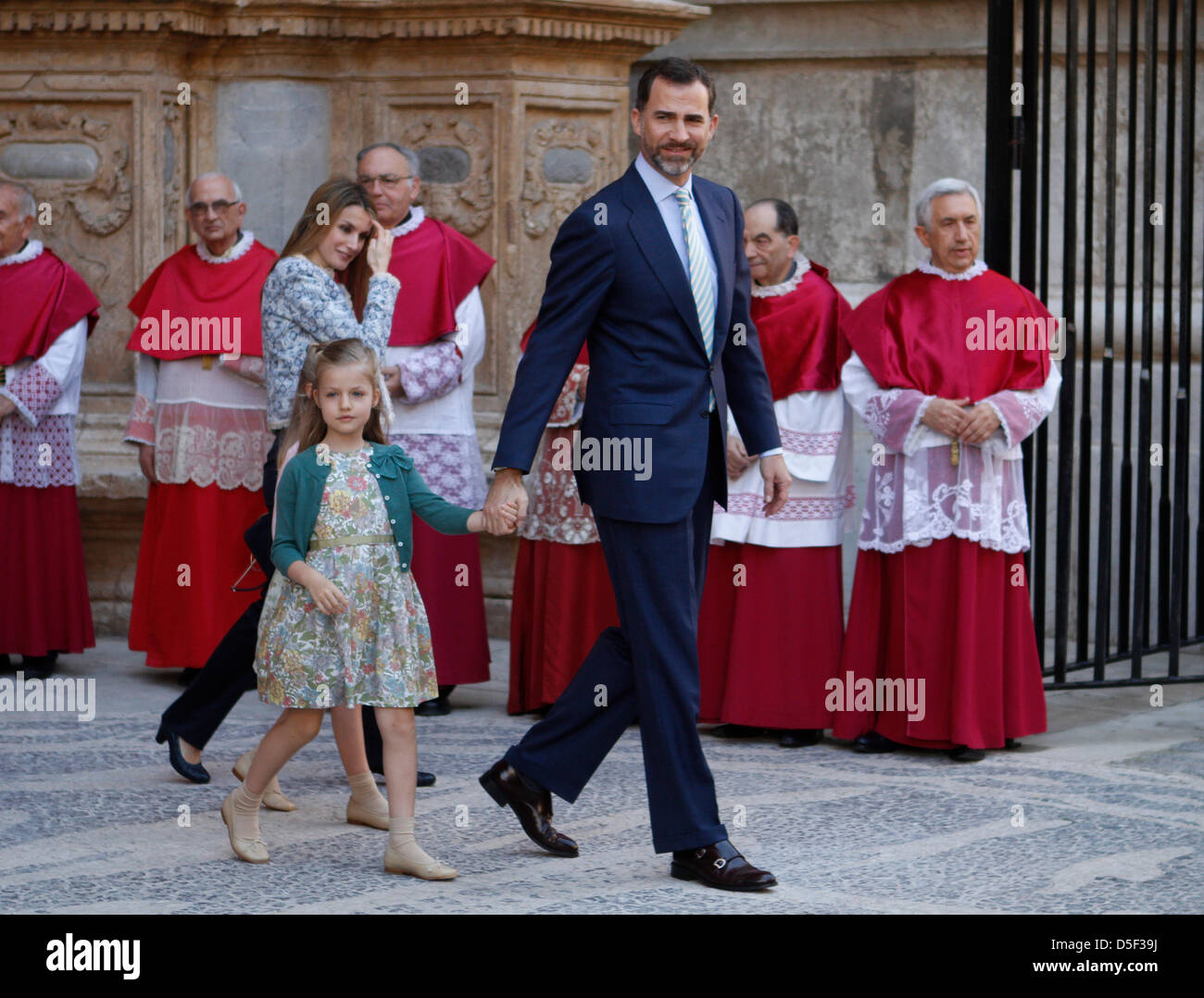 Mallorca, Spagna. 31 marzo, 2013. Spagna Il Principe Felipe e sua figlia infanta Leonor lasciare Palma de Mallorca la cattedrale dopo aver frequentato una massa di Pasqua in Palma de Mallorca sull'isola di Mallorca. Credito: zixia/Alamy Live News Foto Stock