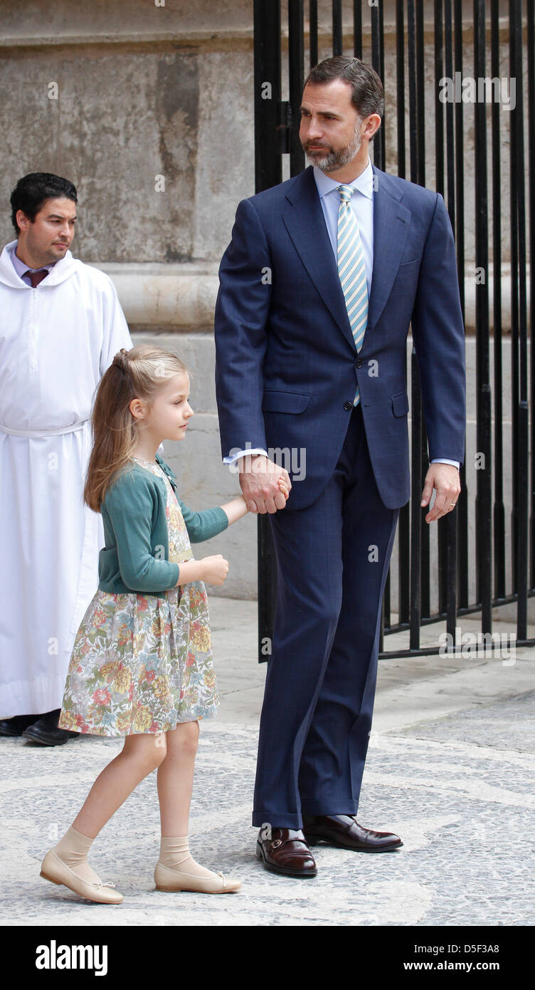 Mallorca, Spagna. 31 marzo, 2013. Spagna Il Principe Felipe e sua figlia infanta Leonor lasciare Palma de Mallorca la cattedrale dopo aver frequentato una massa di Pasqua in Palma de Mallorca sull'isola di Mallorca. Credito: zixia/Alamy Live News Foto Stock