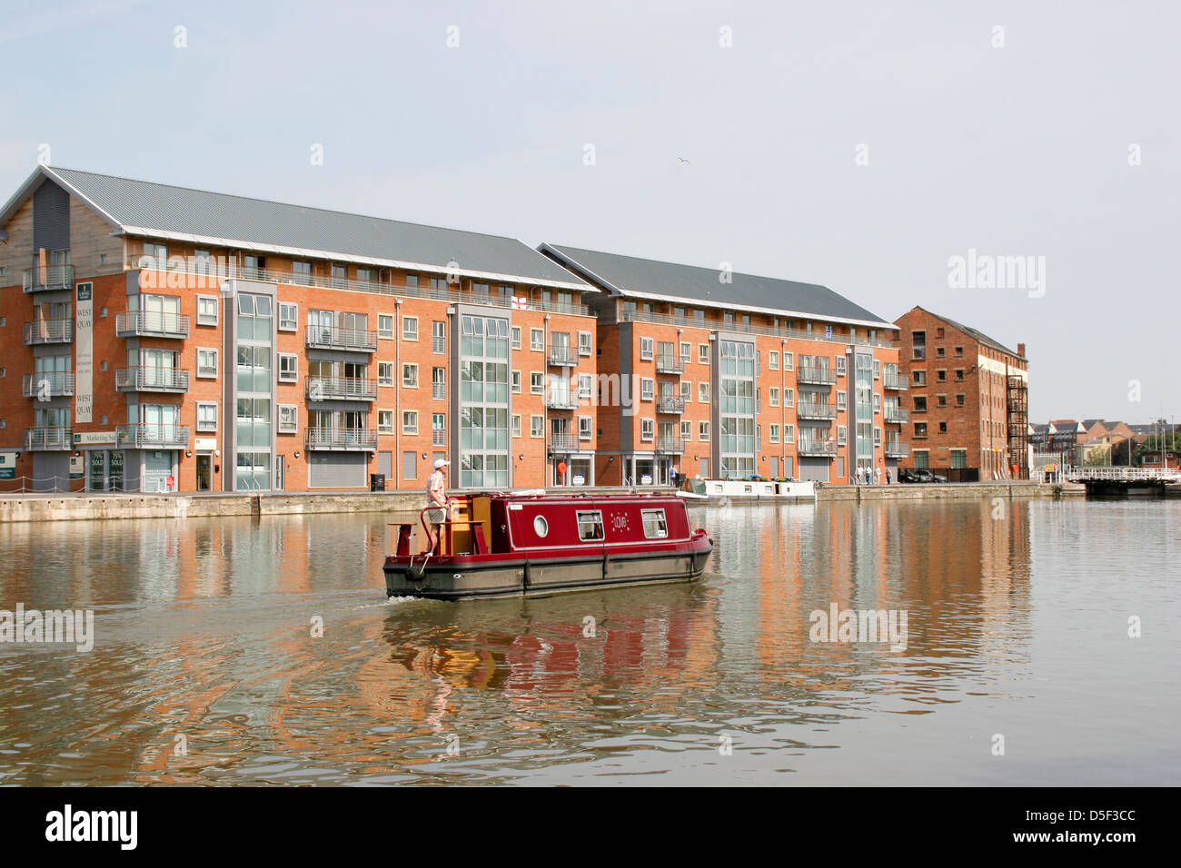Waterside apartments e barca stretta Gloucester Docks Gloucestershire England Regno Unito Foto Stock