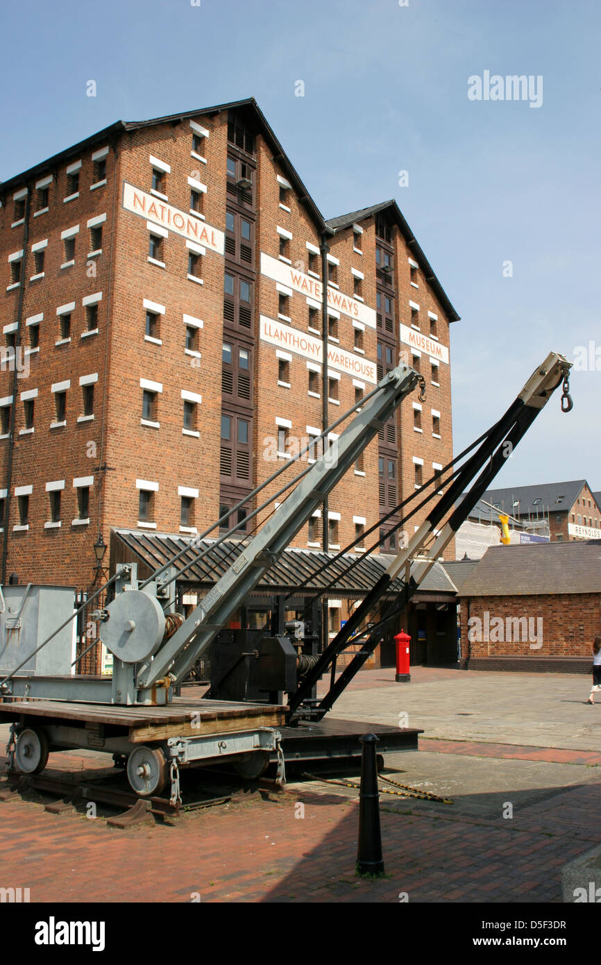 National Waterways Museum con gru Gloucester Docks Gloucestershire England Regno Unito Foto Stock