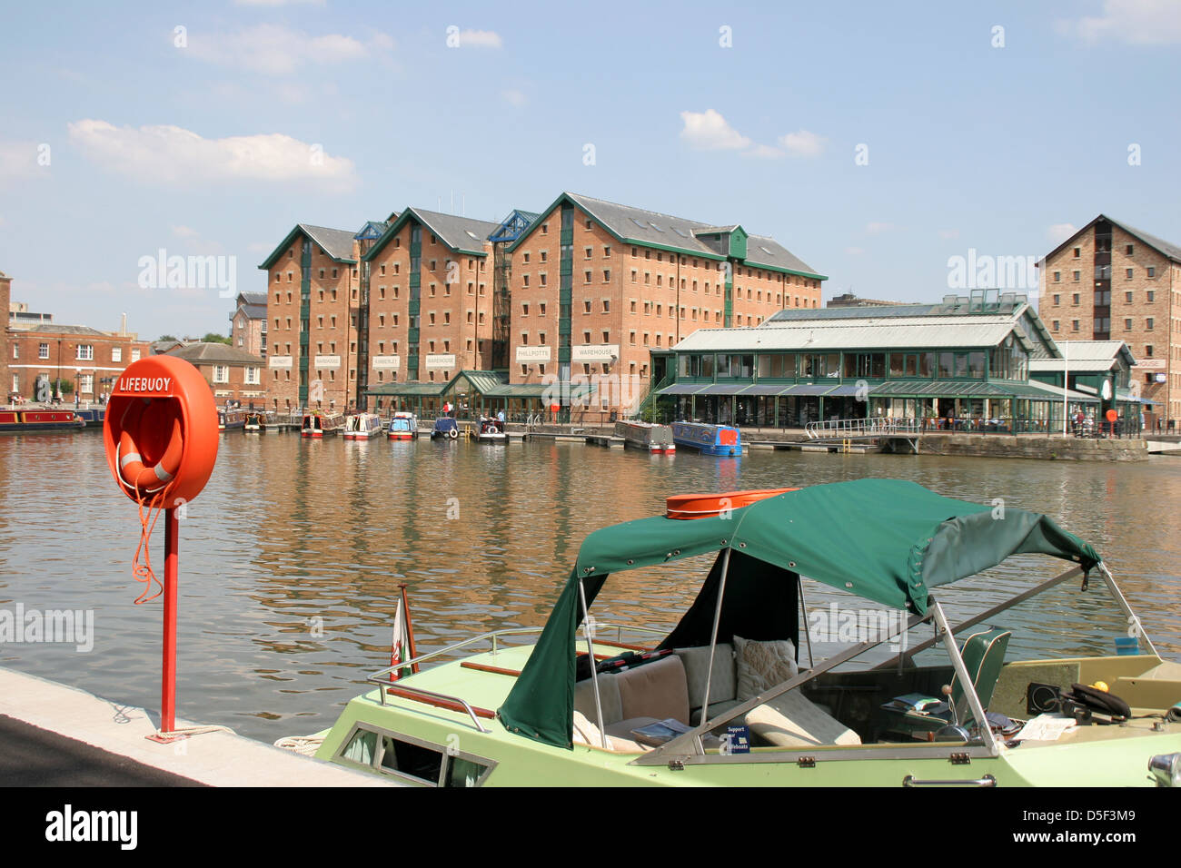 Gloucester Docks dalla barca con cinghia di vita Gloucester Docks Gloucestershire England Regno Unito Foto Stock