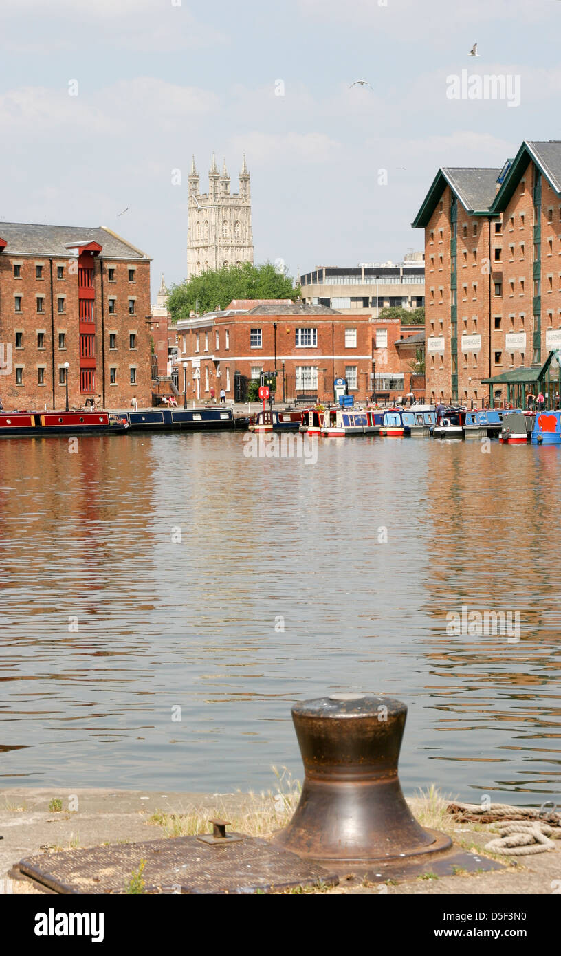 Vista della cattedrale di Gloucester Docks Gloucestershire England Regno Unito Foto Stock