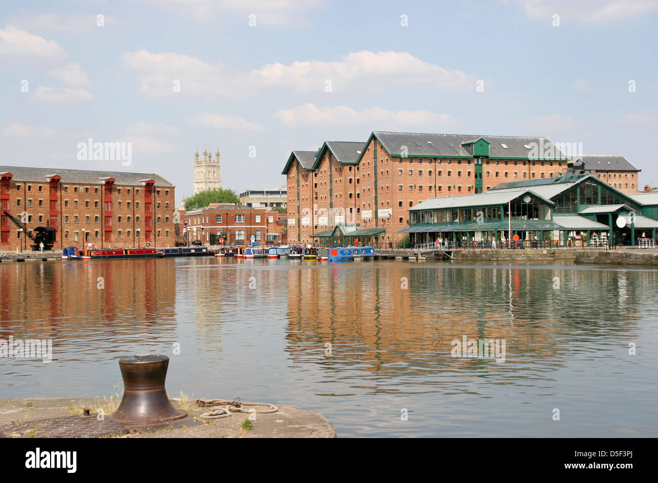 Docks con vista della cattedrale dal posto di ormeggio. Gloucester Docks Gloucestershire England Regno Unito Foto Stock
