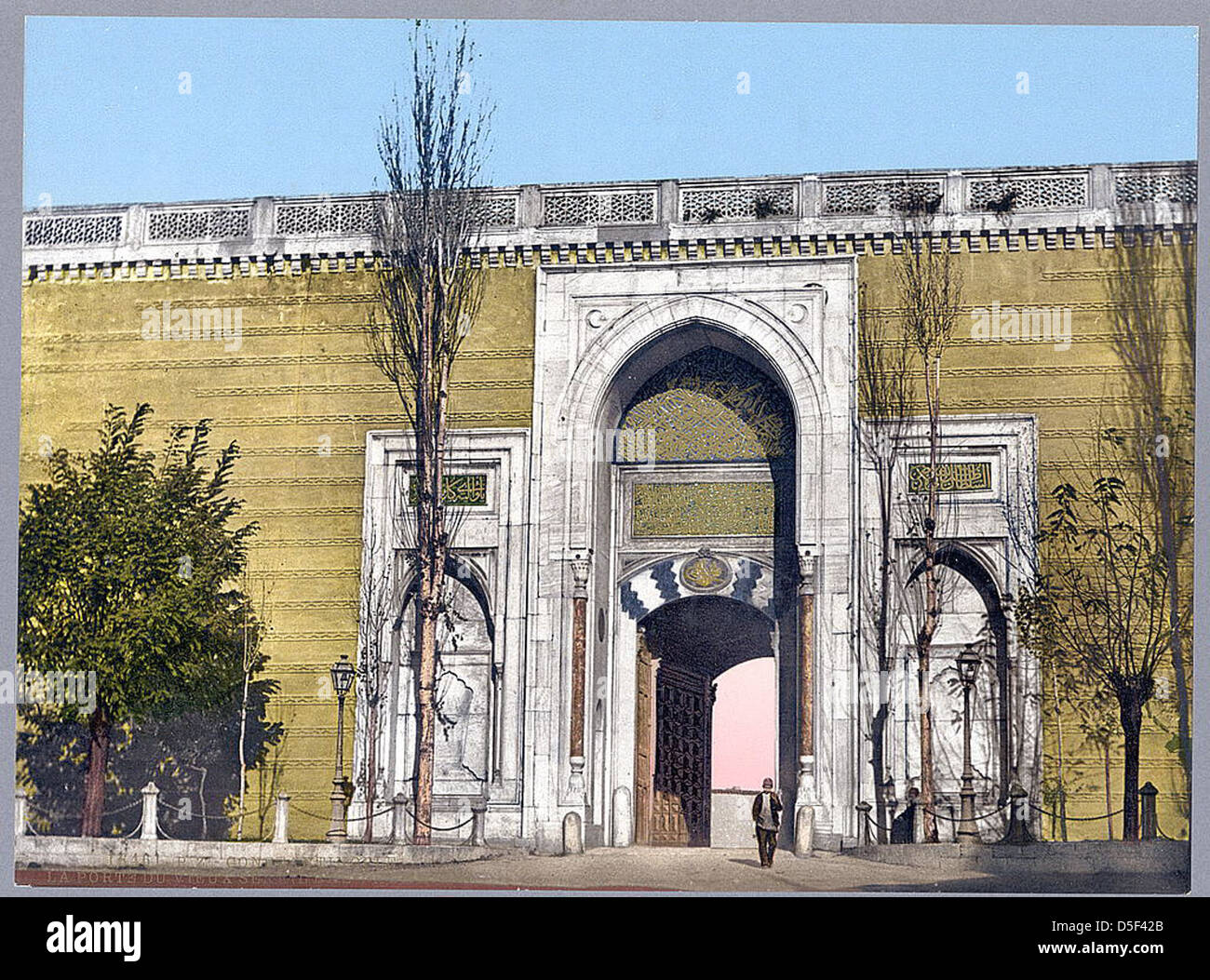 Una foto del 1890-1900 che mostra la porta Imperiale del Palazzo Topkapi a Costantinopoli (ora Istanbul, Turchia), con la maestosa architettura dell'epoca. Foto Stock