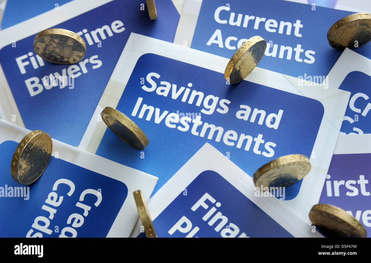 Risparmio finanziario e opuscoli con una libbra di monete ri investimenti banche mutui redditi Account ipoteche Credit Cards UK Foto Stock