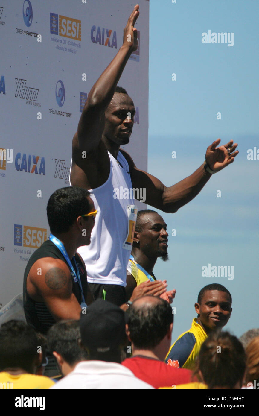 Il giamaicano Usain Bolt celebra la sua vittoria in 150m 'Mano-a-mano' sfida, fiancheggiata da Bruno Lins (Brasile), Daniel Bailey (Antigua e Barbuda) e Alex Quiñonez (Ecuador). Il 31 marzo 2013, di Rio de Janeiro in Brasile. Foto Stock