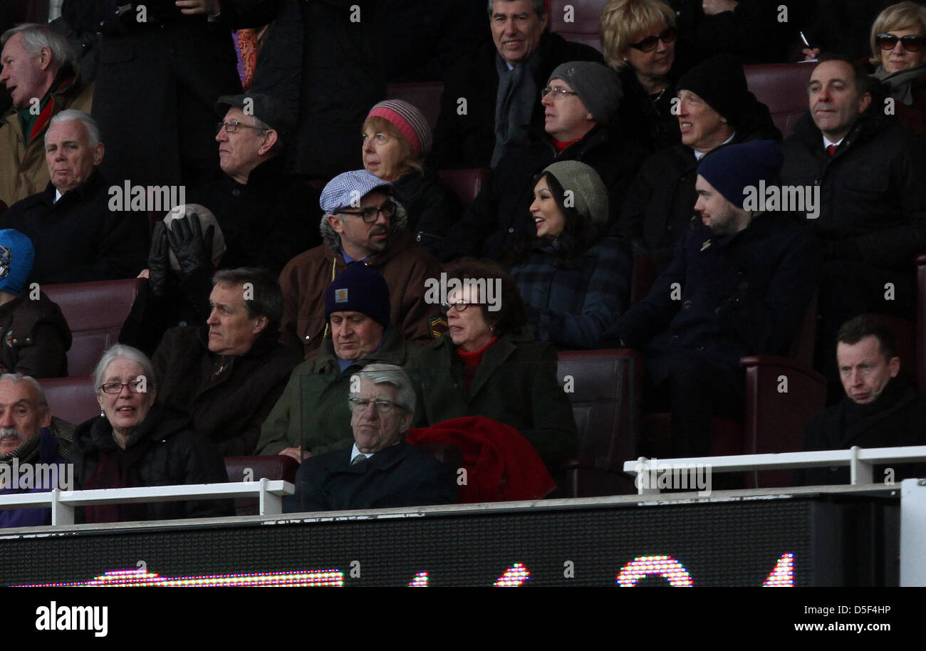 Londra, UK attore comico e guardare Arsenal v la lettura di Marzo 30, 2013 EastEnders's Max Branning attore e grande arsenale ventola, Jake Wood (grigio cappellino), orologi il gioco lungo da comico Jack Whitehall (blu cappellino). Pic: Paolo Marriott Fotografia Foto Stock