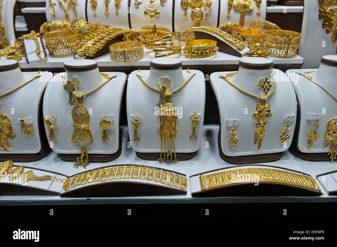 Gioielli in oro - anelli, collane, bracciali per la vendita, Dubai Gold  Souk, Emirati Arabi Uniti Foto stock - Alamy