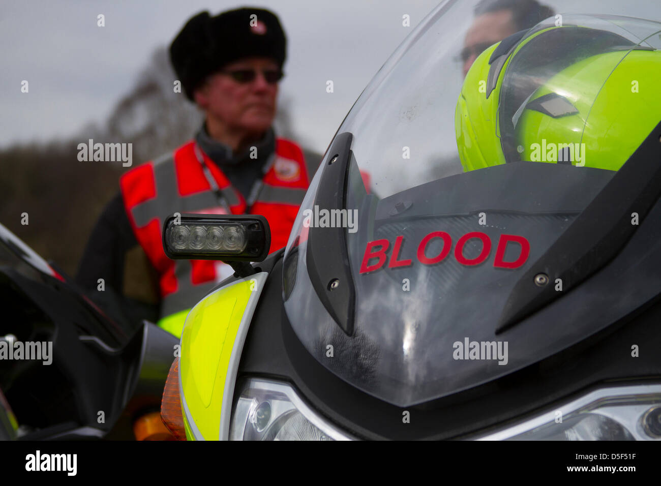 Bikers a Kirkby Lonsdale, Cumbria domenica 31 marzo, 2013.un volontario e BMW Moto del sangue a nord del leader Bike si incontrano. Gli appassionati motociclisti si incontrano a Devils Bridge, un biker popolare luogo di incontro per ogni weekend warrior, allievo, motocross fanatic, tutti meteo motociclista, weekend tourer, o pendolari. Foto Stock