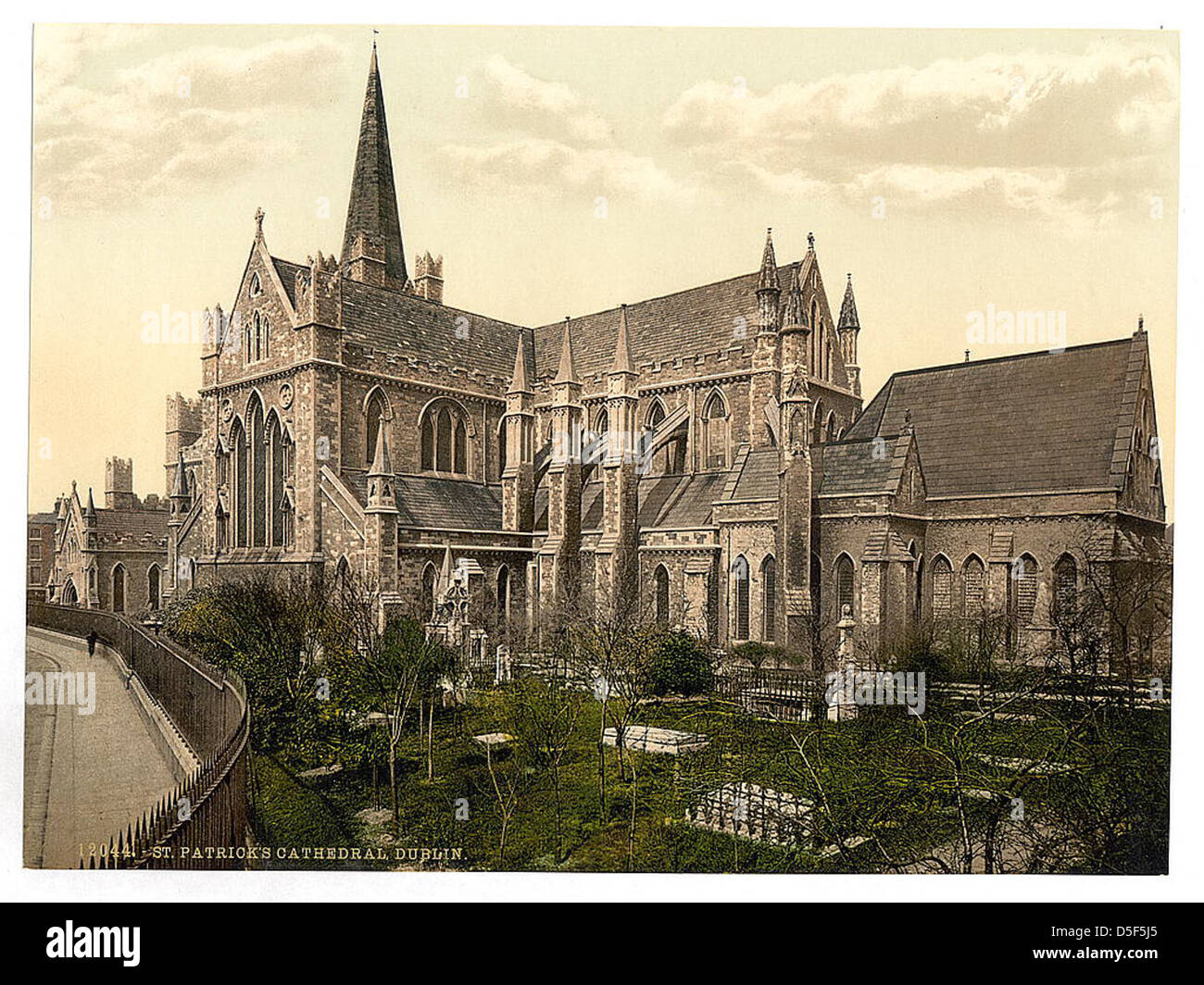 La cattedrale di San Patrizio a Dublino, Irlanda, è mostrata in questa fotografia, che riflette l'architettura gotica e il significato storico di uno dei monumenti più famosi d'Irlanda. Foto Stock