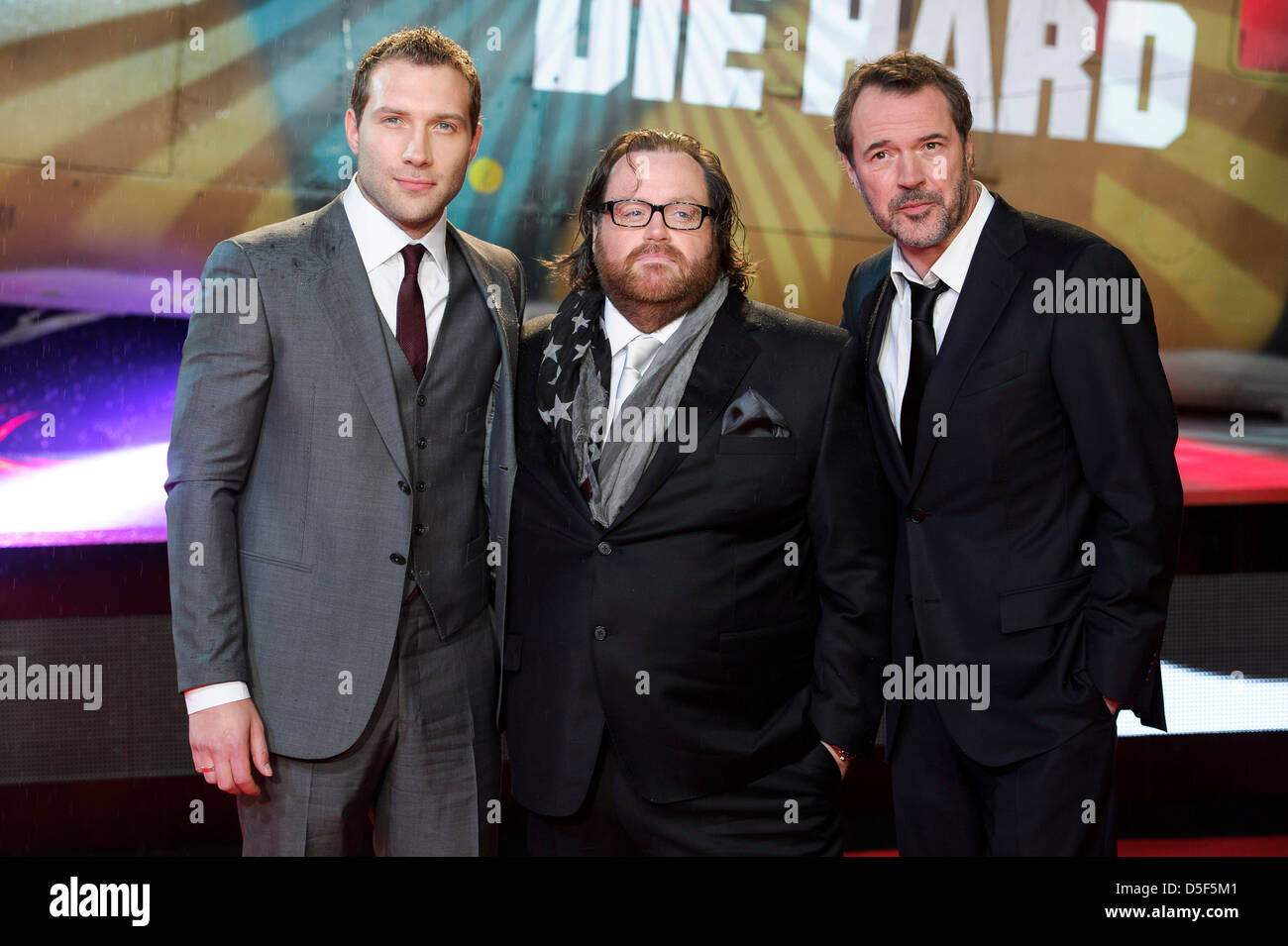 Jai Courtney, John Moore e Sebastian Koch arriva per il Regno Unito premiere di una buona giornata di Die Hard. Foto Stock