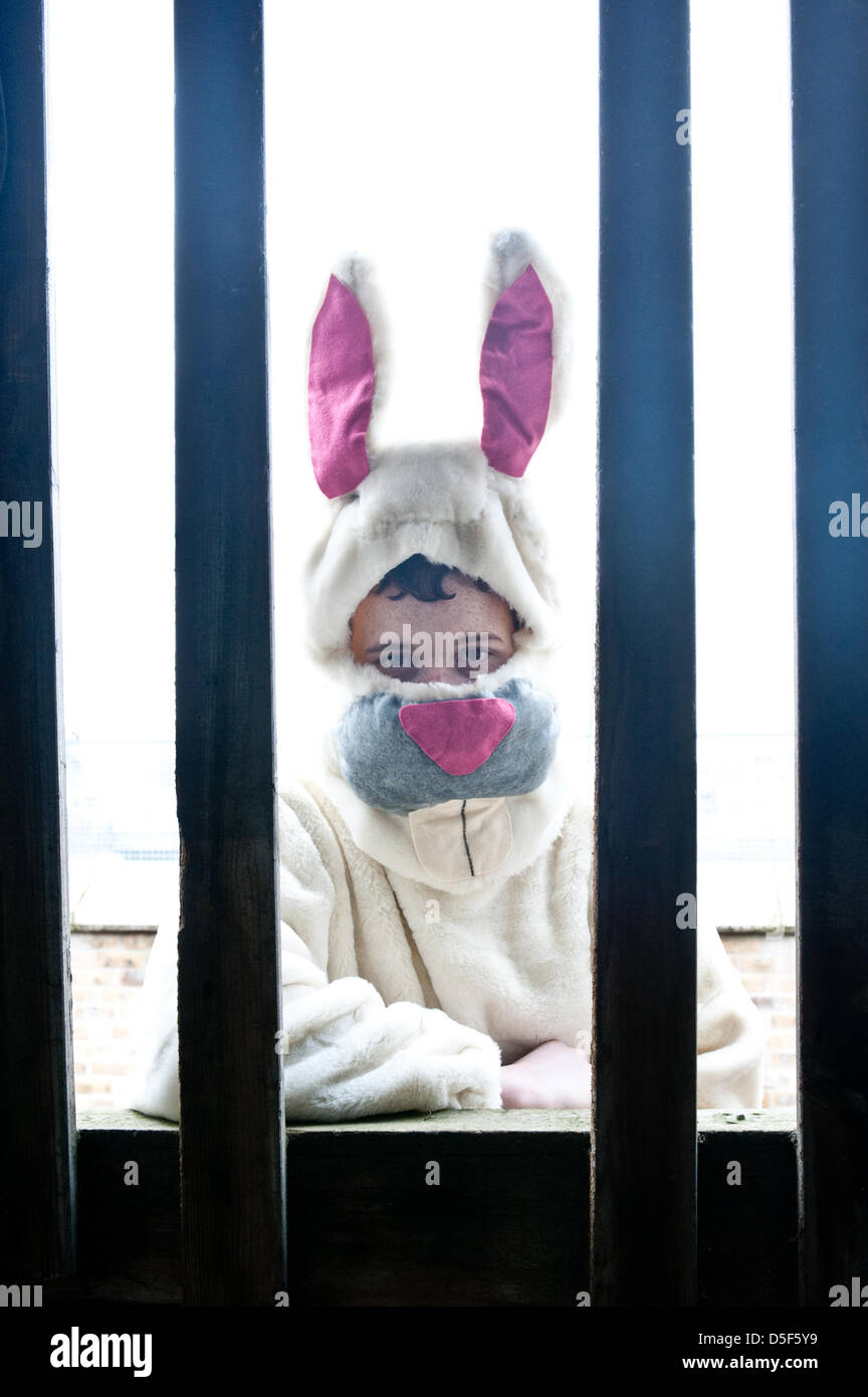 London, Regno Unito - 31 Marzo 2013: un membro del personale indossa un costume di coniglio e in posa per una foto durante il quinto annuale Oxford e Cambridge gara di capra che ha luogo in corrispondenza di Spitalfields City Farm. Foto Stock