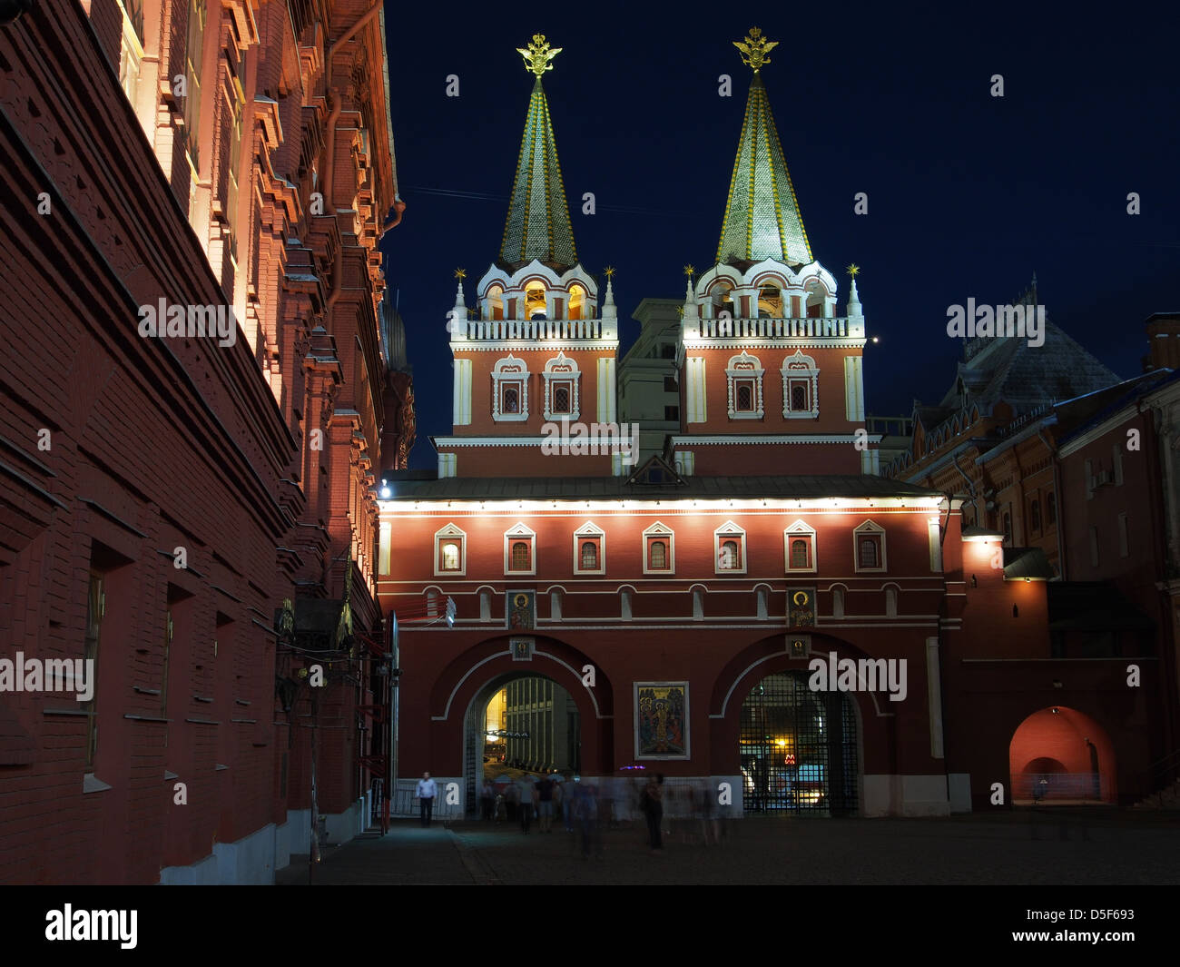 La risurrezione porta alla Piazza Rossa di Mosca, Russia, di notte Foto Stock