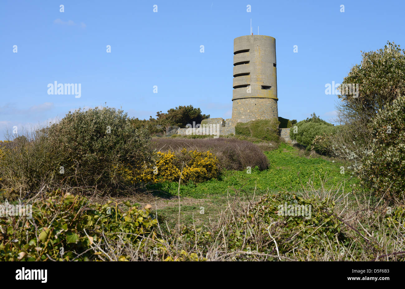 Una torre di osservazione sul promontorio Lihou, Guernsey Foto Stock