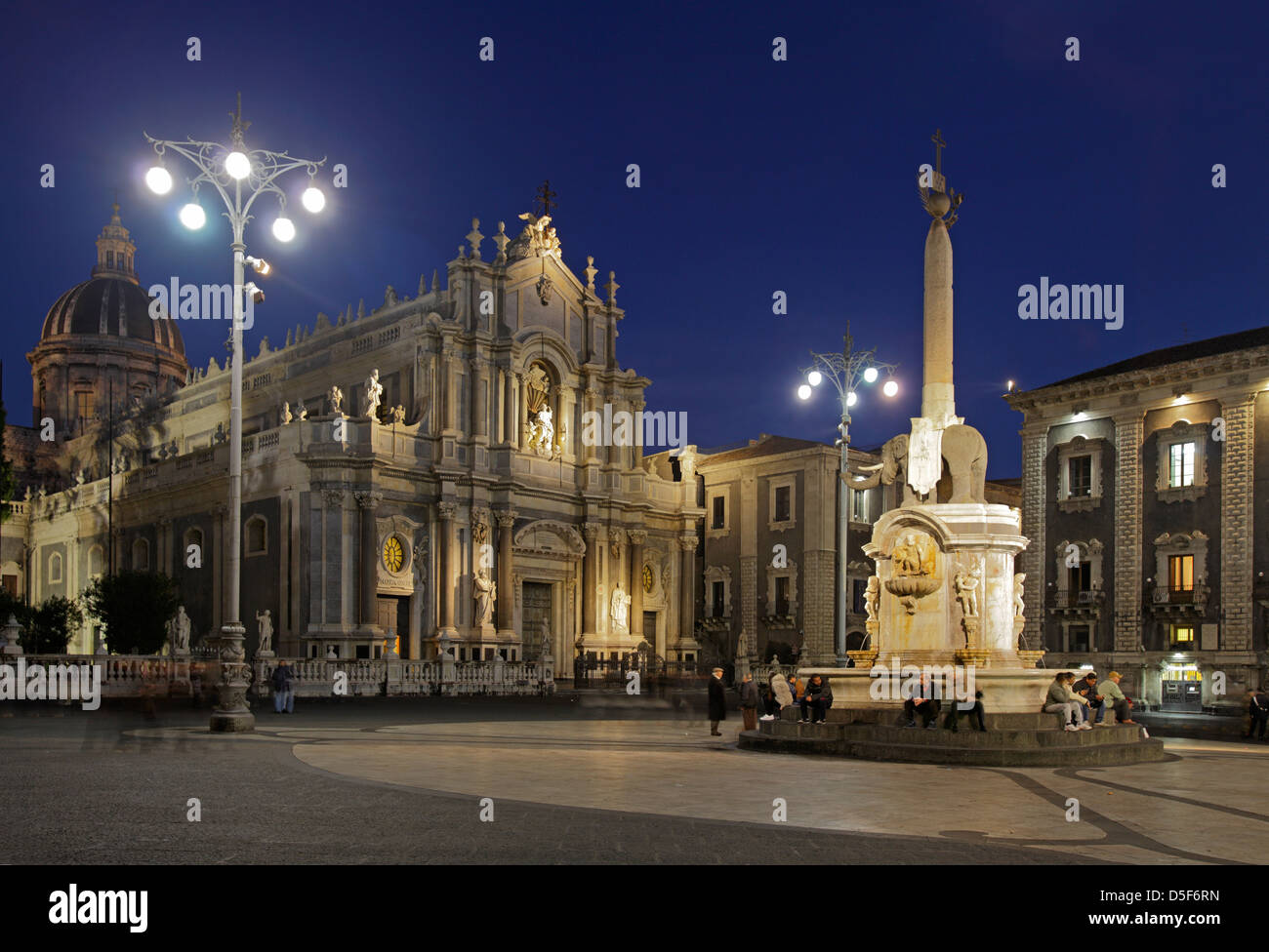 Piazza Duomo al tramonto, Catania, Italia Foto Stock