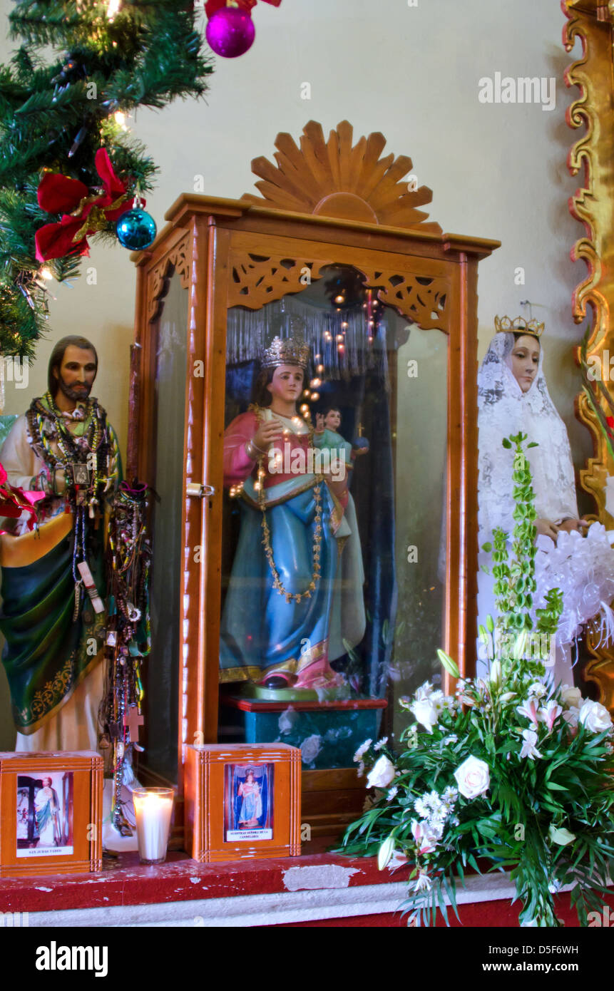 Statue di santi, compresi alcuni coloniale spagnolo Santos, allineati lungo le pareti della chiesa di Santa Maria de la Asunción, Tule, Mex Foto Stock
