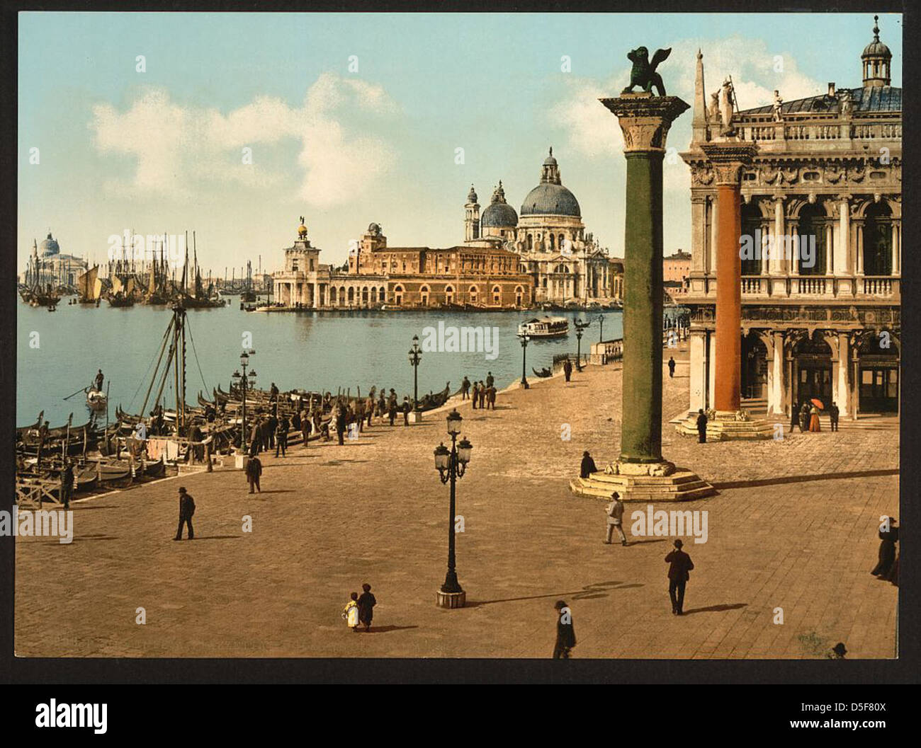 Una fotografia della Piazzetta e delle colonne di San Marco a Venezia, Italia, che mostra i monumenti iconici della città. Questa immagine storica mostra l'architettura classica e lo spazio pubblico che sono la chiave per l'identità culturale e storica della città. Foto Stock